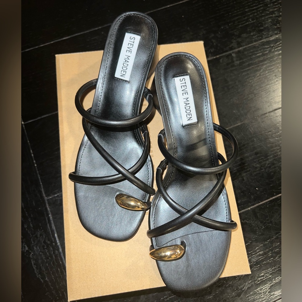 NEW Steve Madden Black Heel Sandals with Gold Toe Loop
